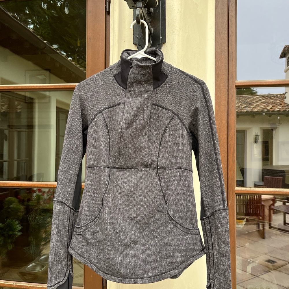 Lulu Lemon pull over top